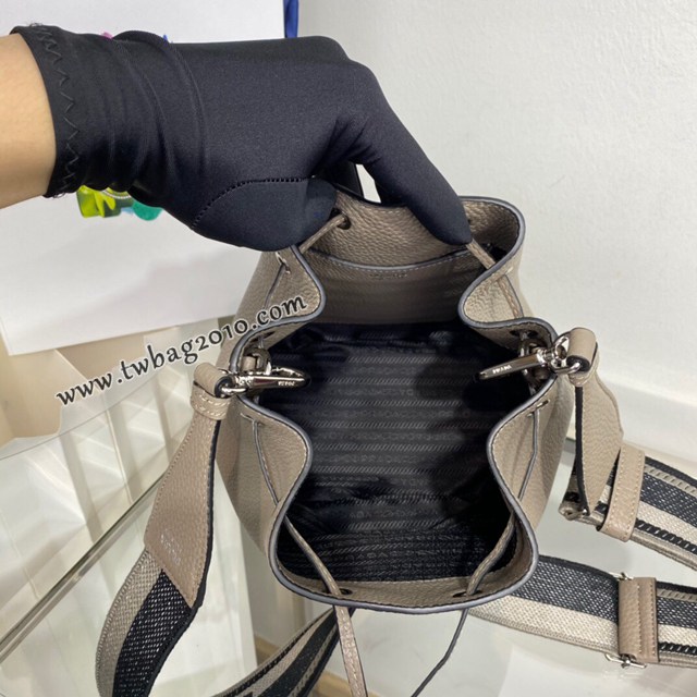 Prada專櫃2023新款女士水桶包 1BE060 普拉達鹿皮紋牛皮抽繩肩背桶包 csp1595